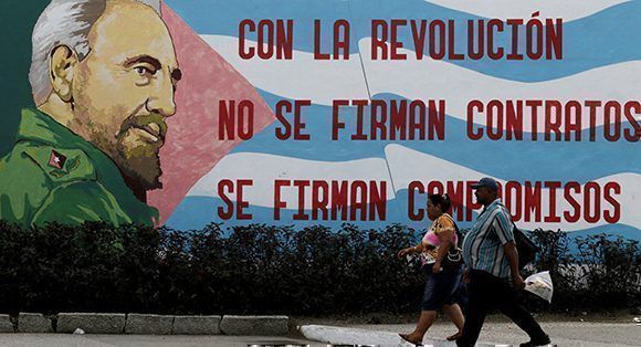 REUTERS-Enrique-de-la-Osa-Fidel-Castro-cuba-bandera-mural-580x314