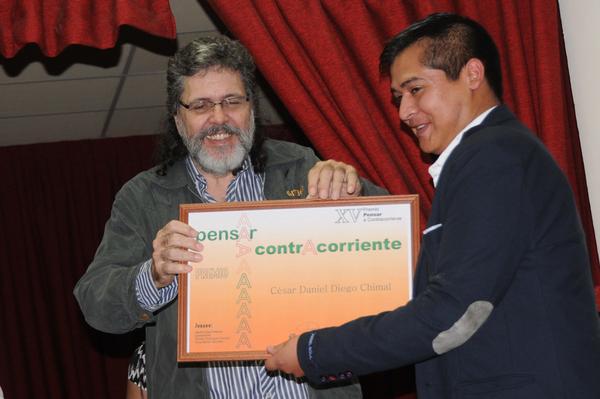 El ministro de Cultura de Cuba, Abel Prieto, entrega al mexicano César Daniel Diego Chimal (México), el Premio Internacional de Ensayo “Pensar a Contracorriente”