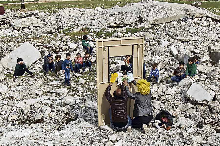 Arte y amor a los niños, en ruinas de Siria